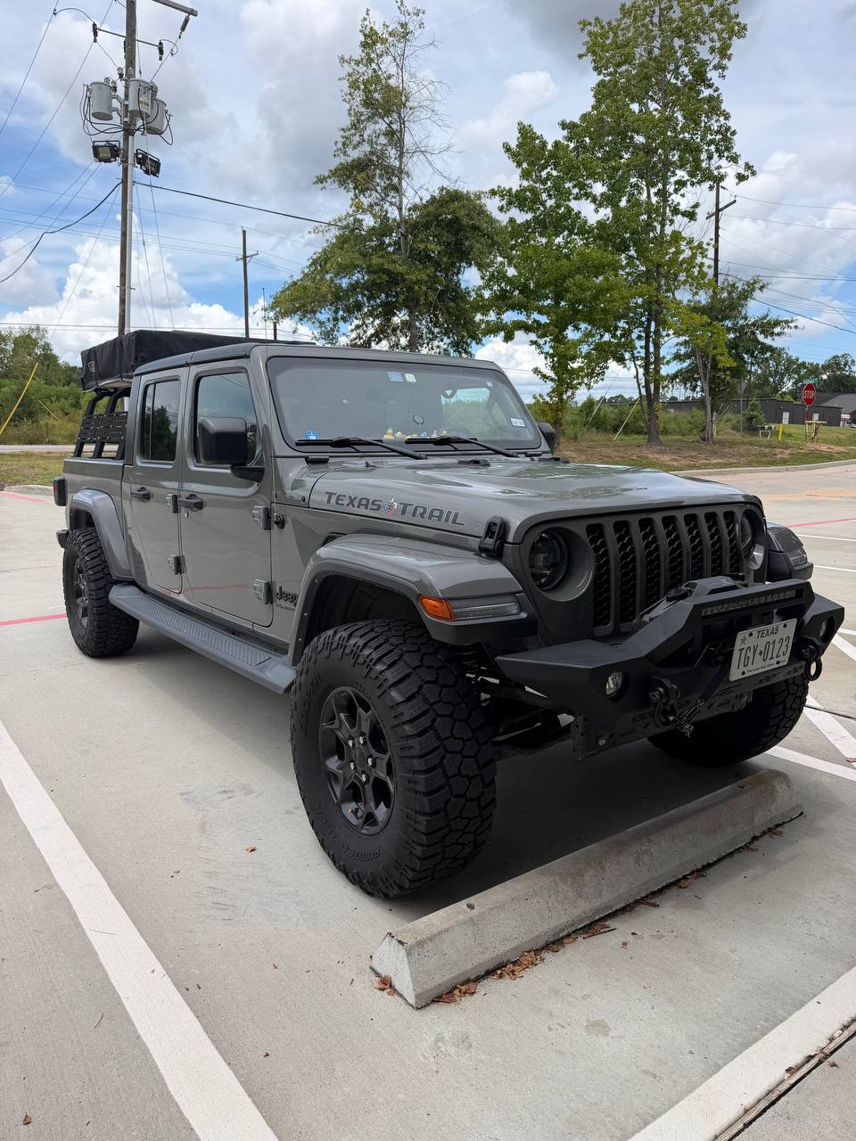 23 Jeep Gladiator 2.5 Rough Country Lift with M1 Shocks — photo 1 of 4 — installed by Lift Pro Customs, Willis TX